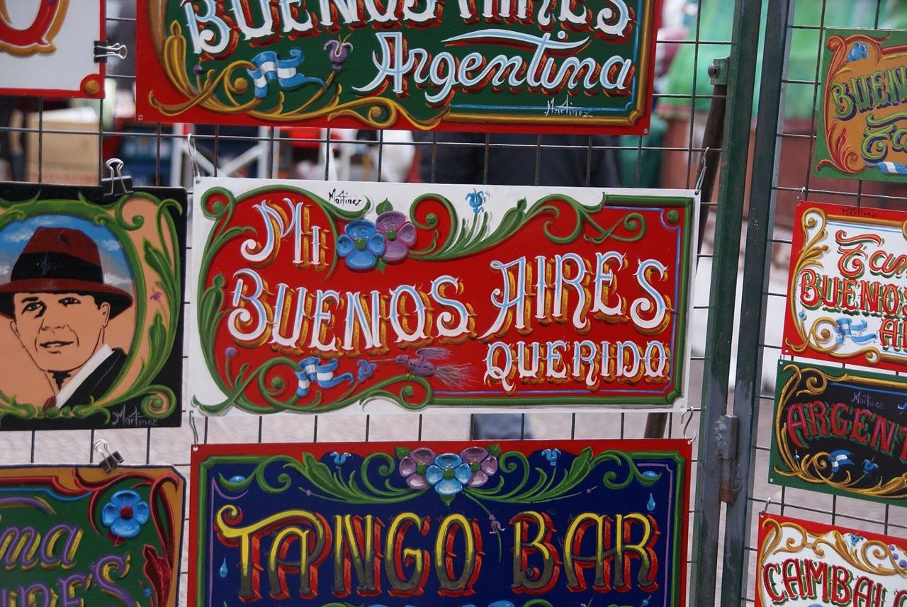 Un artesano de fileteado porteño en la Feria de San Telmo